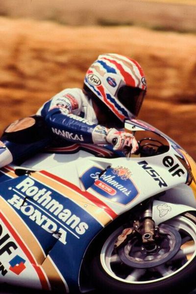 1992 zog sich der australische Motorradrennfahrer Mick Doohan beim Training für die Dutch TT in Assen eine schwere Verletzung am rechten Bein zu. Diese Verletzung stellte eine große Herausforderung für seine Rennkarriere dar, da sie seine Fähigkeit, die herkömmliche, mit dem Fuß zu betätigende Hinterradbremse zu benutzen, stark einschränkte. Um dieses Problem zu beheben, entwickelte Brembo ein spezielles Hinterradbremssystem, das es Doohan ermöglichte, weiterhin auf höchstem Niveau Rennen zu fahren: den mit dem Daumen zu betätigenden Hebel. (Bild: Brembo)