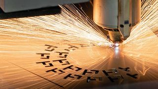 Die Beschaffungsplattform für kundenspezifische Blechteile ermöglicht es, Aufträge für Laser- und Biegeteile mit nur wenigen Klicks zu erteilen.  (Laserhub GmbH)