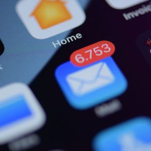 Löschen Sie regelmäßig: In vielen E-Mail-Postfächern befinden sich Hunderte oder gar Tausende alte E-Mails. Wie viele davon werden Sie wirklich noch einmal brauchen? Dieser kleine Teil wird im E-Mail-Archiv gespeichert. Alles andere kann gelöscht werden.(Bild:  gemeinfrei / Unsplash)