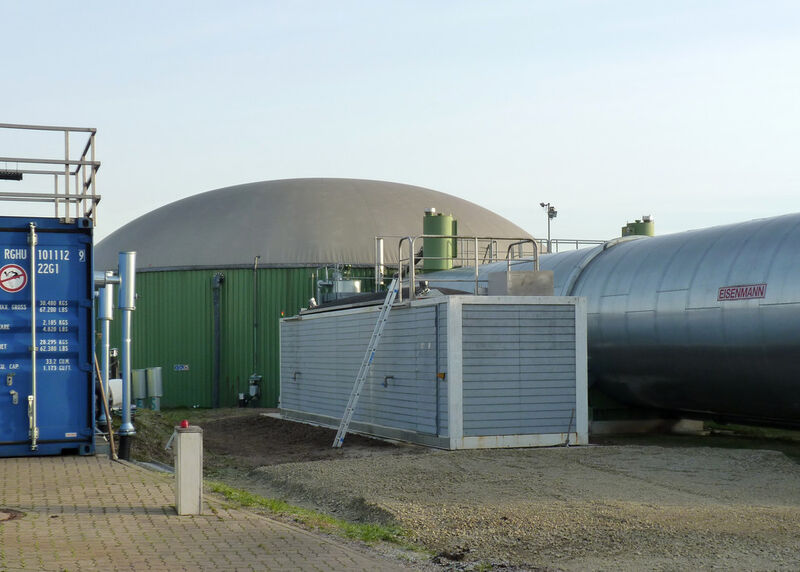 Technikumsanlage für Enzymversuche vor der Biogas-Praxisanlage in Hessisch Oldendorf (Bild: Kausmann/ATB)