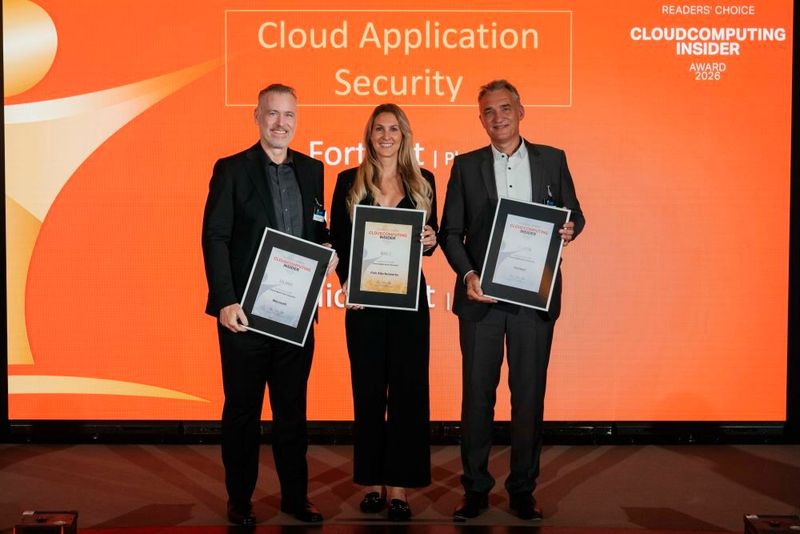 Die besten Anbieter der Kategorie „Cloud Application Security“ 2026 sind: Microsoft (Silber), Palo Alto Networks (Gold) und Fortinet (Platin). Die Preise nahmen Björn Tromsdorf (l.) für Microsoft, Nicole Warmann für Palo Alto Networks und Dirk Benecke für Fortinet entgegen. (Bild: Manuel Emme Fotografie)