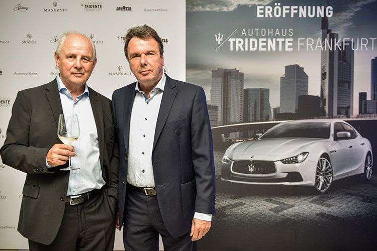 Dürfen bei einer VIP-Veranstaltung in Frankfurt nicht fehlen: Bernd Hölzenbein (links) und Heribert Bruchhagen von der Eintracht. (Foto: Manuel Debus)