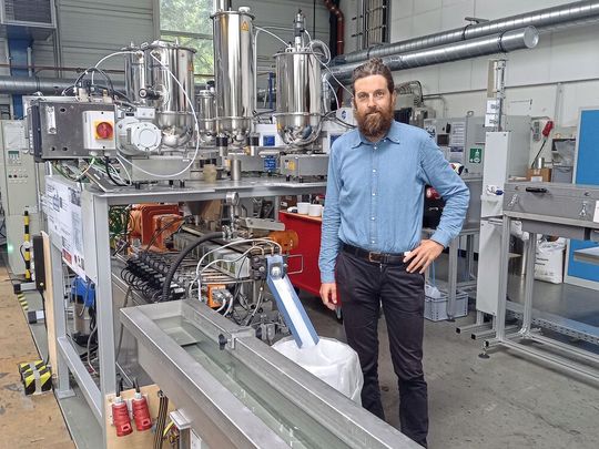 Dr. Boris Marx bei der Herstellung von PLA-Blend mit Stereokomplex-Kristallstruktur im Faserinstitut Bremen. Dr. Boris Marx bei der Herstellung von PLA-Blend mit Stereokomplex-Kristallstruktur im Faserinstitut Bremen.