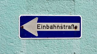 Die Fahrtrichtung in einer Einbahnstraße ist immer dem Pfeil nach – Verstöße können teuer werden. (Bild: frei lizenziert)
