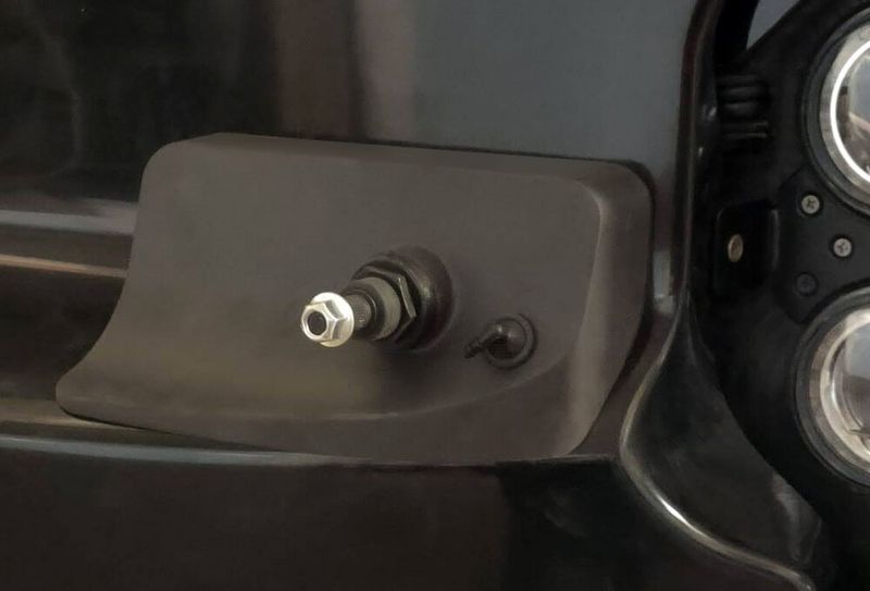 Scheibenwischer-Startermotor-Abdeckung während der Montage. (CRP Technology)