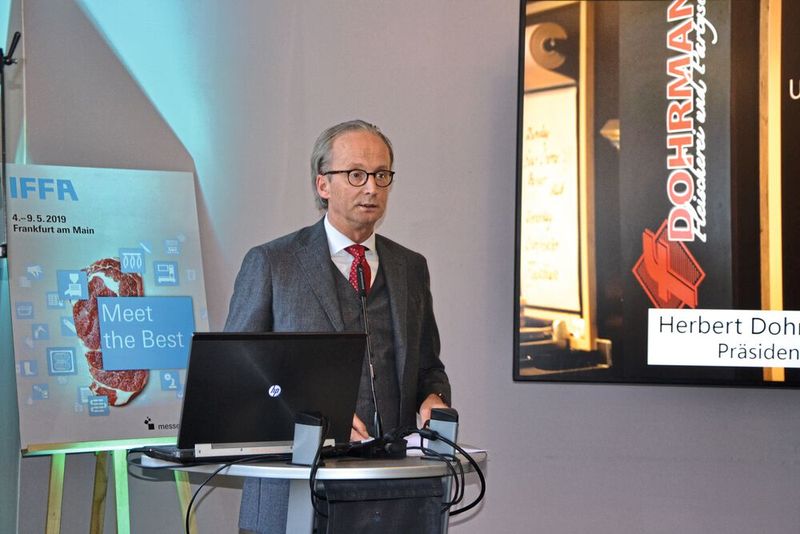 DFV-Präsident Herbert Dohrmann: „Der digitale Wandel bietet den Betrieben im Fleischerhandwerk vielfältige Möglichkeiten, effizienter zu werden, trotz dünner Personaldecke weiter zu wachsen und die gute wirtschaftliche Lage für sich zu nutzen.“ (Bild: PROCESS/Wühr)