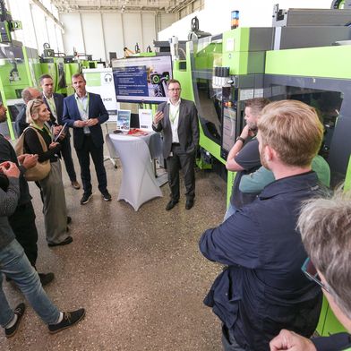 Das große Interesse der Besucher an der holmlosen Engel E-Victory 120 zeigt die hohe Relevanz prozesssicherer Lösungen für die Verarbeitung von Feststoffsilikon mit integrierter Automation. (Bild: Engel)