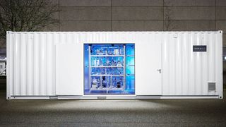 Ineratec baut chemische Reaktoren, die so kompakt sind, dass die gesamte Anlage
fertig montiert in einen Schiffscontainer passt. (Magali Hauser; KIT)