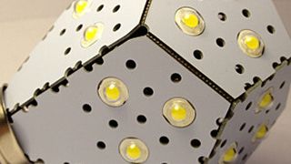 Diese LED-Lampe ist so stark wie eine 100-W-Glübirne, verbraucht aber nicht einmal ein Achtel der Energie. (Bild: Nanolight)