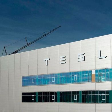 Der US-amerikanische Elektroauto-Pionier Tesla fühlt Rückenwind! Nun werden Pläne geschmiedet, die einen raschen Ausbau der Produktion von Autos und Batterien vorsehen ... (Bild: Tesla)