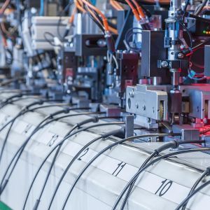 Bild 1: Automatisierte und voll verkettete Fertigungslinien eigens entwickelt vom Unternehmen (Bild:  Marcel Drechsler - Mediendesign)