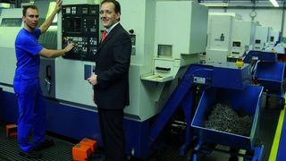 Wie ein „kleines Schnellboot“: Geschäftsführer Jens Tigges an einem Mehrachsen-Bearbeitungszentrum. (Archiv: Vogel Business Media)