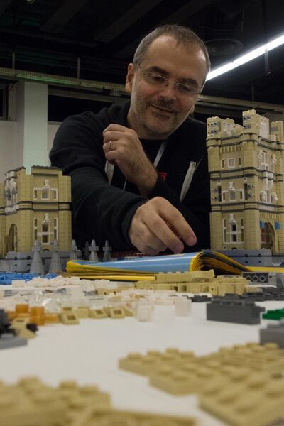 Allgegenwärtig waren Lego-Steine als Sinnbild eines offenen Frameworks. Loïc Dachary – Ceph-Entwickler und Präsident der Free Software Foundation in Frankreich – ließ sich gern beim Bauen zusehen und mithelfen. (Bild: Srocke)