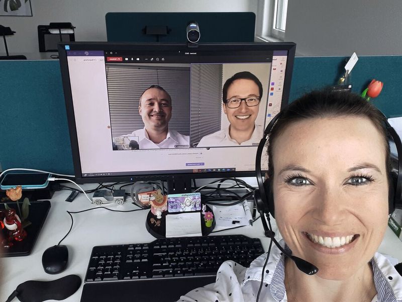 Frauke Finus, leitende Redakteurin Blechnet, taucht in die Welt des Gewindeformens ein. Hier im Gespräch mit Norbert Kuhnhäuser (links), Leitung Anwendungstechnik, und Thomas Deschle, Leitung Marketing, beide Bass. (Bild: VCG/Finus)