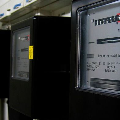 Autohäuser und Kfz-Werkstätten, die sehr energieintensiv arbeiten, können unter das Energieeffizienzgesetz fallen. Dann müssen sie in diesem Jahr Maßnahmen ergreifen, beispielsweise prüfen und anzeigen, welche Einsparmaßnahmen möglich sind.  (Bild: frei lizenziert)