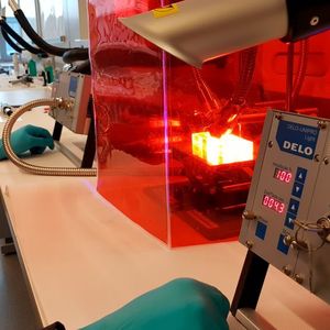 Die Neuentwicklung kombiniert die Vorteile der Lichthärtung mit den Stärken von 2K-Epoxidharzklebstoffen.