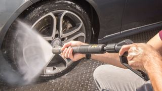 Mit dem nötigen Mindestabstand kann der Hochdruckreiniger bedenkenlos bei der Fahrzeug- und insbesondere der Räderwäsche eingesetzt werden – sagen die Tester. (Bild: Kärcher)