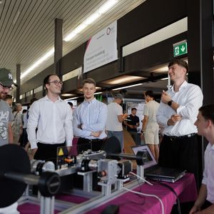 Maschinentechnik-Studierende der OST vor ihrem Prototypen für den Industriepartner Stadler. (Bild: Cyrill Maag)