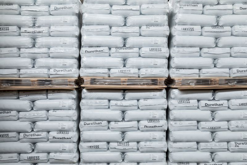 . Pünktlich zum 50ten Jubiläum des Standorts gab das Management bekannt, nochmals 25 Millionen Euro in die Produktion von Polyamiden und Kunststoff-Vorprodukten zu investieren.
 (Lanxess)