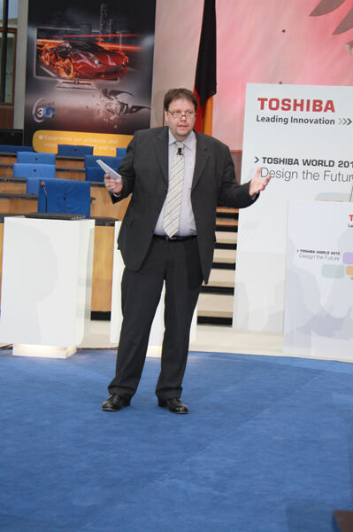 Ulrich Jäger, Product Manager bei Toshiba, gab einen kurzen Überblick zum Portfolio. (Archiv: Vogel Business Media)