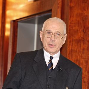  „Mit Umstellung auf Hybridantriebe steigt die Zahl der massivumgeformten Bauteile um 48 % und das Gewicht um 15 %“, berichtet Dr. Frank Springorum, Vorstandsvorsitzender des Industrieverbands Massivumformung und geschäftsführender Gesellschafter des Hammerwerks Fridingen.