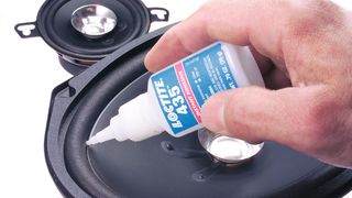 Schlagzähe Sofortklebstoffe, hier zur Herstellung von Lautsprecherelementen eingesetzt, bieten eine hohe Beständigkeit gegen Scher- und Stoßbelastung.  (Bild: Bilder: Henkel)