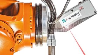 Entwickelter Endeffektor bei der Kalibrierung des Sensors. (Fraunhofer-IPA)