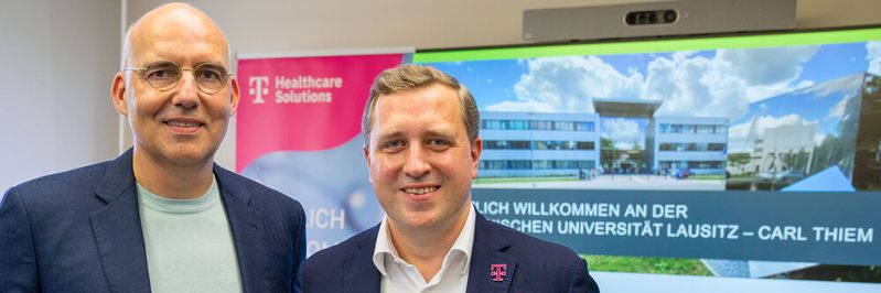 Prof. Dr. mult. Eckhard Nagel, Vorstandsvorsitzender der MUL-CT und Dr. Gottfried Ludewig, Geschäftsführer bei der Telekom Healthcare Solutions, während der Vertragsunterzeichnung zur Innovationspartnerschaft. (© Martin Ender)