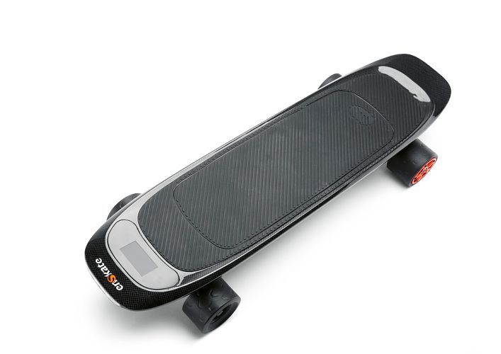 Red Dot Produktdesign 2018: E-Skateboard Fiboard von Shenzhen Enskate, China: Fiboard ist ein elektrisches Skateboard mit sechs Gängen. Es wurde stromlinienförmig und mit besonders leichtem Deck gestaltet und verfügt über ein austauschbares Batteriemodul zum Wiederaufladen und Recyceln. Fährt der Skater ohne Batterie, ist das Board so leicht wie ein Ahornbrett. Mithilfe eines Anfänger-Modus können selbst Einsteiger ohne Erfahrung problemlos beginnen und den Spaß am Skateboardfahren schnell für sich entdecken. Das umweltfreundliche Gefährt besteht komplett aus Vollcarbonfasern. Begründung der Jury: Für Anfänger wie Fortgeschrittene konzipiert, hochwertige Materialien und Fahren mit oder ohne Batterie – mit diesen Vorzügen punktet das Fiboard als umweltfreundliches Verkehrsmittel.  (Bild: Red Dot/Shenzhen Enskate)