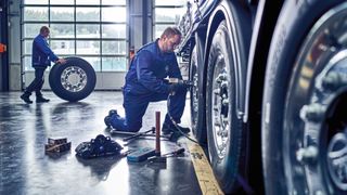 Nichts ist im Transportgewerbe so teuer wie ein Nutzfahrzeug, das in der Werkstatt steht oder defekt am Straßenrand liegen bleibt. Intelligente Sensoren und KI-gesteuerte Telematiksysteme entscheiden immer öfter darüber, ob und wann welche Komponenten am Trailer gewartet werden müssen. (Bild: BPW)