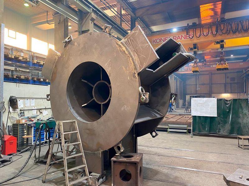 Die Untertraverse der Stack-Presse ist 1.870 mm hoch und 21,8 t schwer. (Bild: Jebens)