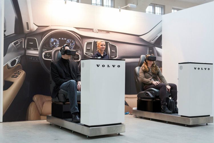 Mithilfe einer Virtual-Reality-Brille konnten sie eine virtuelle Testfahrt erleben... (Foto: Volvo)