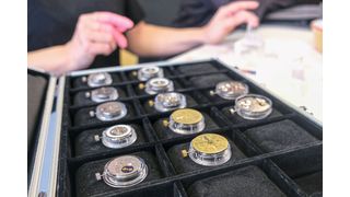 Die Musteruhrwerke von Landeron – Basis ist immer die Platine. Auf ihr ist das Uhrwerk aufgebaut. Dazu kommen Zugfeder, Räderwerk, Krone, Brücke und die Hemmung mit Anker, Ankerrad und Unruh. Ob mit manuellem Aufzug oder Automatik – bei den Gesprächen mit den Kunden hilft es sehr, jedes noch so kleine Detail zu besprechen. (Bild: Chiron Group SE)