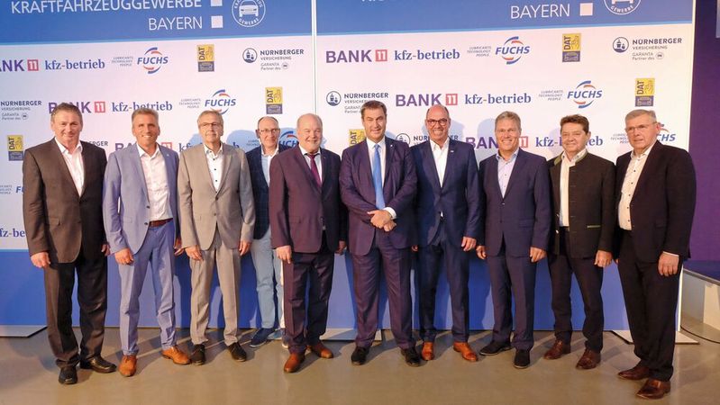 Der Vorstand des Kraftfahrzeuggewerbes Bayern um Präsident und Landesinnungsmeister Albert Vetterl (5.v.l.) mit Ministerpräsident Dr. Markus Söder, MdL (5.v.r.). Der Vorstand des Kraftfahrzeuggewerbes Bayern um Präsident und Landesinnungsmeister Albert Vetterl (5.v.l.) mit Ministerpräsident Dr. Markus Söder, MdL (5.v.r.).