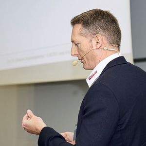 «Einerseits kommen stetig neue Legierungen auf Markt, welche man in der Zusammensetzung und in der Spanbildung verstehen muss. Andererseits braucht es geeignete Spanbruchgeometrien an den Wendeschneidplatten, welche in allen Situationen funktionieren.» Michel Zuber (Geschäftsführer Bimu AG)(Bild:  René Näf)