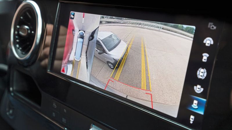 Unübersichtliche Fahrzeuge und die schlechte Ausbildung der Fahrer sorgen für viele Kleinschäden. Hier können Assistenzsysteme helfen.(Bild:  Daimler)