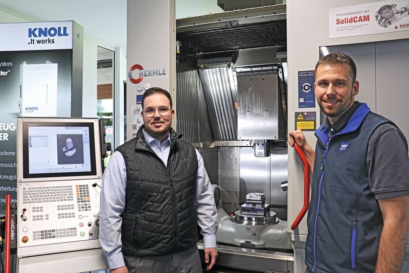 Benjamin Hailfinger von Knoll (links) und Marc Schäfer (HAM) weisen darauf hin, dass der Arbeitsraum beim ATS-Verfahren keine Ölrückstände aufweist. (Bild: Knoll)