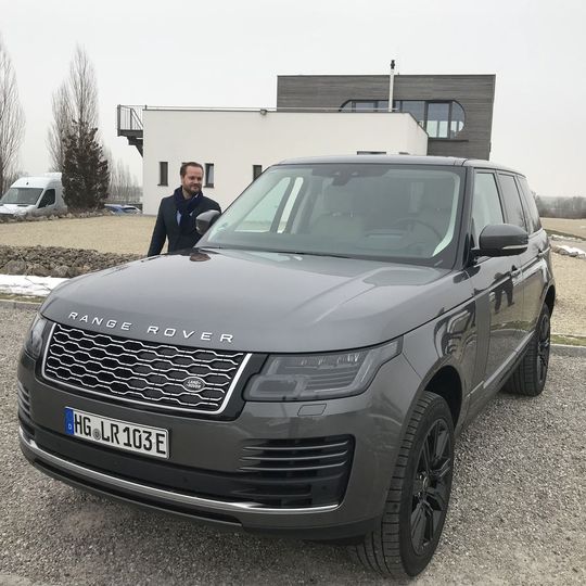 Das E auf dem Kennzeichen soll bei Jaguar Land Rover für Elektromobilität und Erfolg stehen: 2019 sollen beide Fabrikate bei Kunden und Interessenten stark mit Elektro- und Hybridfahrzeugen punkten. (Bild:  Michel / »kfz-betrieb«)
