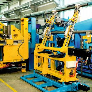 Bild 1: Die CNC 100 E TB MR VA ist mit einer Ladeeinheit zur Maschinenbeschickung, einem Messsystem sowie mit einem Roboter ausgestattet, der alle Beschickungs- und Transportaufgaben übernimmt.