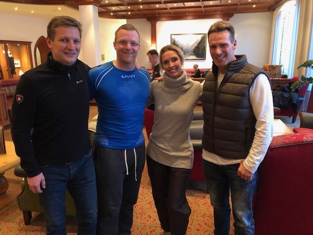 (v. l.) Michael Hitzelberger (Tech Data), Manuel Machata (Bobfahrer), Sharon Heidorn mit Moderator und Schlagersänger Jürgen Milski (Vogel IT-Medien GmbH)