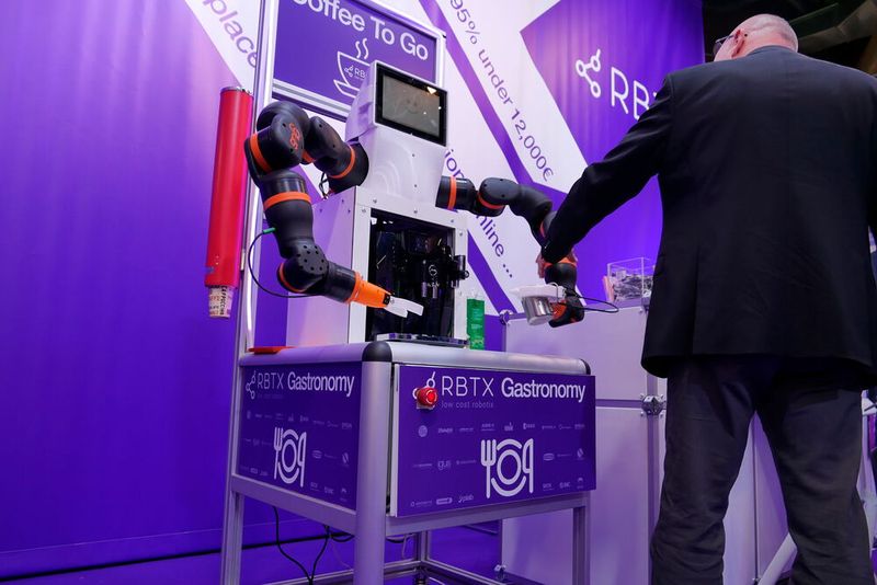 Er darf auf keiner Messe mit Automatisierern fehlen: der Roboter, der Kaffee machen kann.  (Bild: Sandro Kipar/VCG)