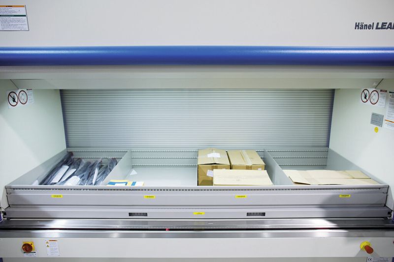 Um hohe Transportgeschwindigkeiten realisieren zu können, werden die Tablare zum Schutz des Lagerguts mit montierbaren Seitenwänden versehen. (Bild: René Marks)