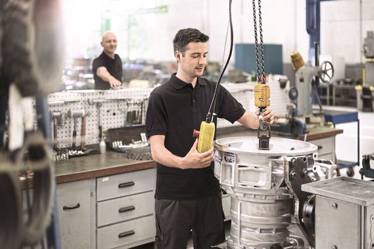 Profis am Werk: Die ZF-Servicestellen reparieren Lkw-Getriebe schnell und in hoher Qualität.(Bild:  Nico Kleemann)