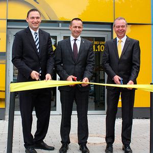 Am Band (von links): AVAG-Vorstandssprecher Roman Still, Opel-Vertriebschef Jürgen Keller und Kropf-Geschäftsführer Andreas Mutschler.(Foto:  Kropf)