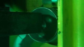 Trennende Schutzeinrichtungen bei Schleifmaschinen sind für die Sicherheit der Mitarbeiter essenziell, sagen alle Experten. Zwar komme es nicht oft vor, dass eine im Betrieb befindliche Schleifscheibe birst, wie hier im Bild, doch wenn das passiert, seien die Verletzungsgefahren enorm. (IWF TU Berlin)