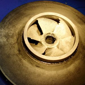 Schäden wie an diesem Laufrad kündigen sich oft durch ein prasselndes Geräusch an.