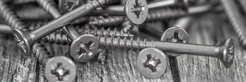 Damit die hohen Anforderungen hinsichtlich Überwachung, Steuerung und Dokumentation der Wärmebehandlung der Verbindungselemente erfüllt werden, ist ein leistungsfähiges Prozessleitsystem erforderlich, das trotz hoher Chargenzahl jeden Prozessparameter genau erfassen, zuordnen und dokumentieren kann.(Bild:  frei lizenziert /  Pixabay)