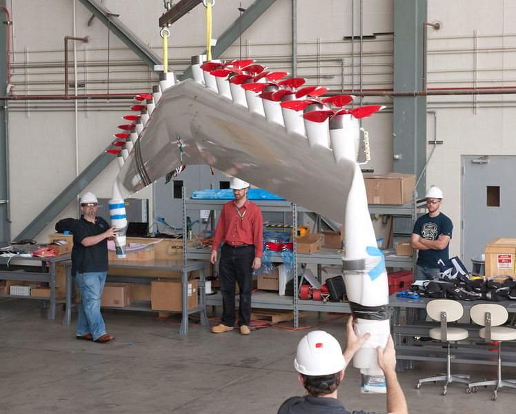 Auf einem Nasa-Testgelände in Edwards, Kalifornien, prüfen Entwickler den Prototypen 
