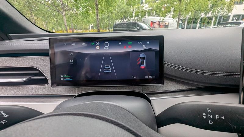 Am Fahrerinformationsdisplay über dem Lenkrad hat BYD festgehalten. Kleines Manko: Die Anzeigen sind teilweise sehr klein. Ein Head-up-Display gibt es auch in der Top-Version nicht. (Bild: Mauritz – VCG)