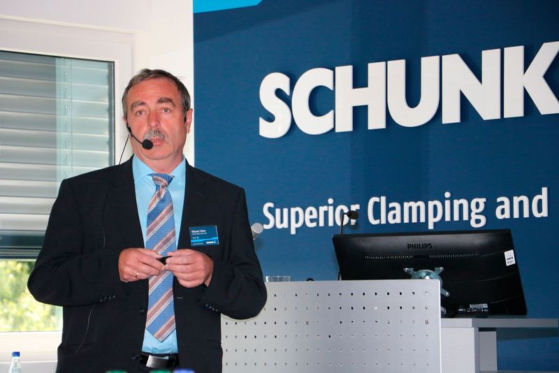 Werner Varro, TÜV Süd, gab einen Einblick über die Sicherheit von Robotern und Robotersystemen. (Sonnenberg)